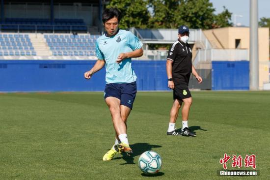 资料图：2020年5月23日，西班牙巴塞罗那，西班牙人训练备战。图为图为武磊在训练中。图片来源：视觉中国