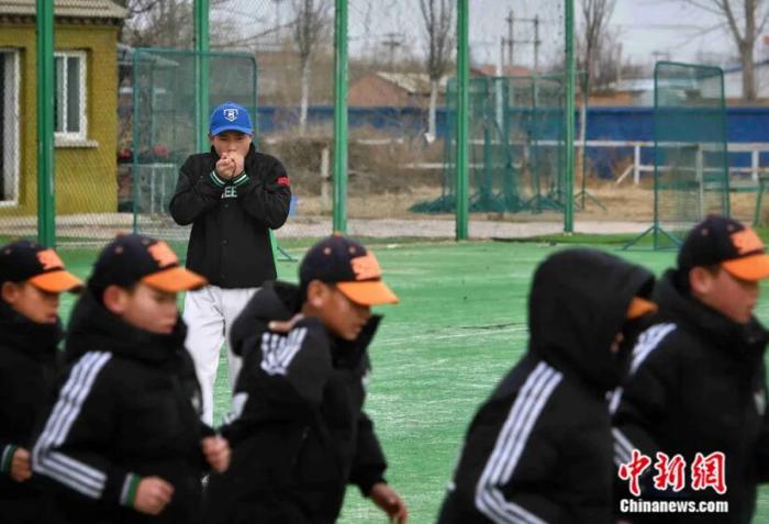 小虎带领年纪小的孩子们训练。李霈韵 摄 小虎带领年纪小的孩子们训练。李霈韵 摄