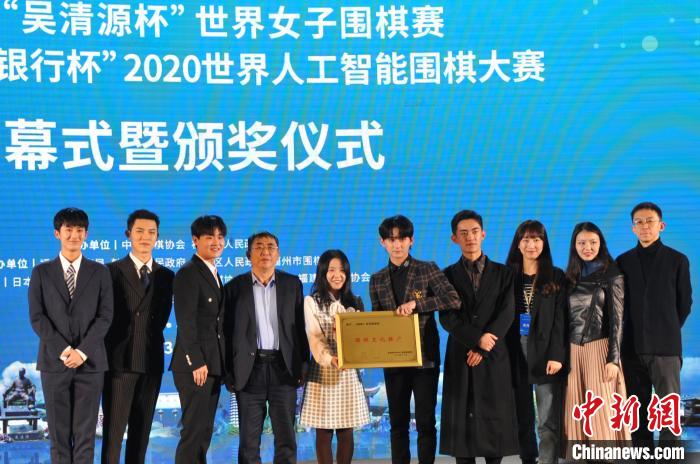 图为12月4日晚,中国围棋协会副主席聂卫平(左四)为《棋魂》剧组颁发“围棋文化推广”荣誉。 记者 张斌 摄 图为12月4日晚,中国围棋协会副主席聂卫平(左四)为《棋魂》剧组颁发“围棋文化推广”荣誉。 记者 张斌 摄