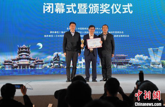 图为12月4日晚,嘉宾为获得2020世界人工智能围棋大赛总决赛冠军的星阵围棋代表(中)颁奖。当日,“福建海峡银行杯”2020世界人工智能围棋大赛颁奖仪式在福州举行。 记者 张斌 摄 图为12月4日晚,嘉宾为获得2020世界人工智能围棋大赛总决赛冠军的星阵围棋代表(中)颁奖。当日,“福建海峡银行杯”2020世界人工智能围棋大赛颁奖仪式在福州举行。 记者 张斌 摄