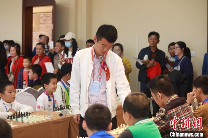 图为国际象棋特级大师丁立人与棋手现场互动 主办方供图 摄 图为国际象棋特级大师丁立人与棋手现场互动 主办方供图 摄