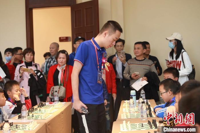图为国际象棋特级大师韦奕与棋手现场互动 主办方供图 摄 图为国际象棋特级大师韦奕与棋手现场互动 主办方供图 摄