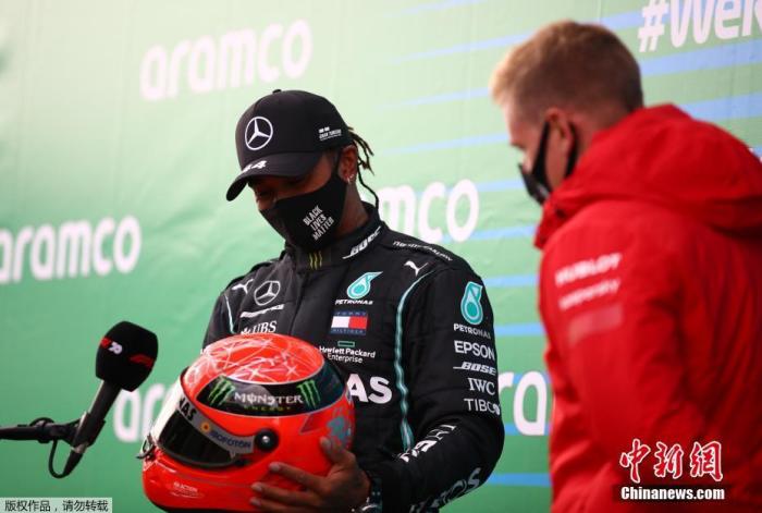 当地时间10月11日,F1德国站正赛落下帷幕,汉密尔顿拿下F1生涯第91个分站赛冠军,追平舒马赫保持的纪录,并列历史第一。赛后舒马赫的儿子米克·舒马赫到场祝贺并将自己父亲的头盔赠送给汉密尔顿。 当地时间10月11日,F1德国站正赛落下帷幕,汉密尔顿拿下F1生涯第91个分站赛冠军,追平舒马赫保持的纪录,并列历史第一。赛后舒马赫的儿子米克·舒马赫到场祝贺并将自己父亲的头盔赠送给汉密尔顿。