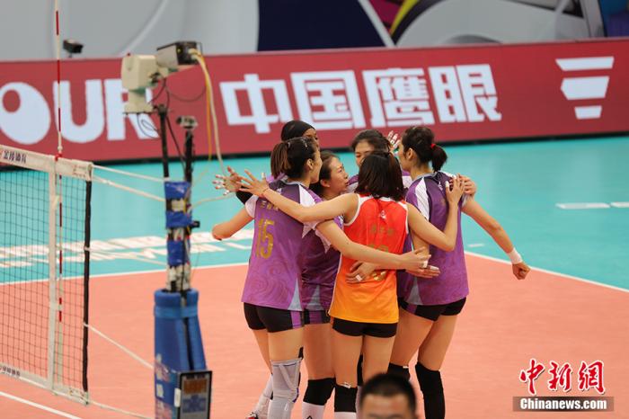 12月28日,2019—2020赛季女排超级联赛半决赛展开第二轮争夺,已经先胜一场的天津女排客场挑战北京女排。经过五局鏖战,朱婷领衔的天津队以3:2(25:23,25:23,22:25,18:25,15:5)战胜北京女排,以大比分2:0进入决赛,朱婷拿到29分。另一个决赛名额将在广州恒大女排和上海女排之间产生。中新网记者 田博川 摄 12月28日,2019—2020赛季女排超级联赛半决赛展开第二轮争夺,已经先胜一场的天津女排客场挑战北京女排。经过五局鏖战,朱婷领衔的天津队以3:2(25:23,25:23,22:25,18:25,15:5)战胜北京女排,以大比分2:0进入决赛,朱婷拿到29分。另一个决赛名额将在广州恒大女排和上海女排之间产生。/p中新网记者 田博川 摄
