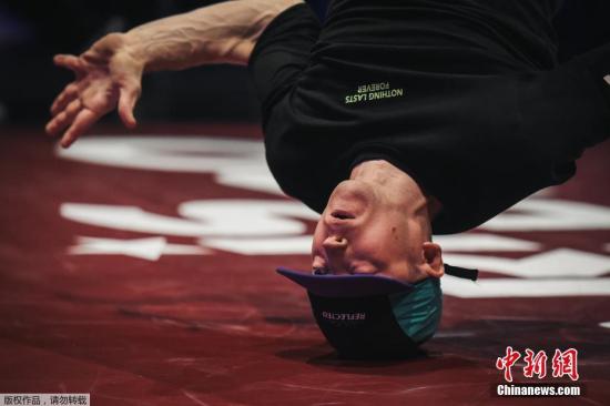 霹雳舞是街舞的一种，英文名称有Breaking、Breakdance、b-boying等，中文也有版本将其翻译为“地板舞”。