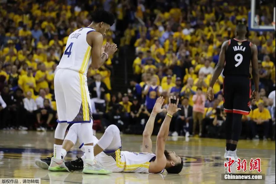 资料图:北京时间2019年6月6日,NBA总决赛系列赛第三场,金州勇士主场以109:123不敌多伦多猛龙,总比分1:2落后。图为勇士球员库里在比赛中倒地。 资料图:北京时间2019年6月6日,NBA总决赛系列赛第三场,金州勇士主场以109:123不敌多伦多猛龙,总比分1:2落后。图为勇士球员库里在比赛中倒地。