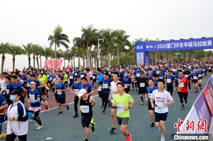 图为马拉松赛现场 黄咏绸 摄 图为马拉松赛现场 黄咏绸 摄