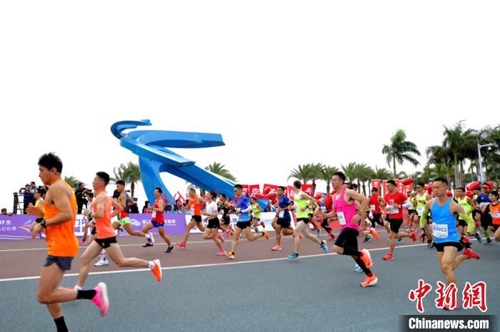 图为马拉松赛现场 黄咏绸 摄 图为马拉松赛现场 黄咏绸 摄