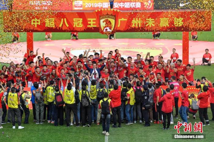中超八冠王广州恒大该想想自己的新名字了。中新社记者 陈骥旻 摄 中超八冠王广州恒大该想想自己的新名字了。/p中新社记者 陈骥旻 摄