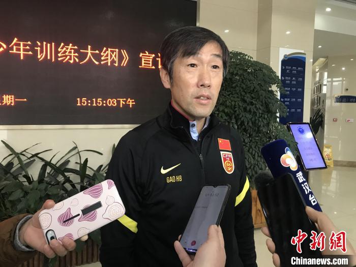 高洪波接受媒体采访 张芹 摄 高洪波接受媒体采访 张芹 摄