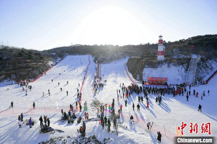 天津市首届大众冰雪开板节活动现场。　佟郁 摄