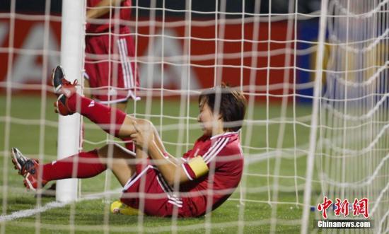 2003年女足世界杯四分之一决赛，中国女足0：1不敌加拿大队，孙雯拼尽全力冲顶未果，摔倒在球门内。/p中新社发 刘占坤 摄