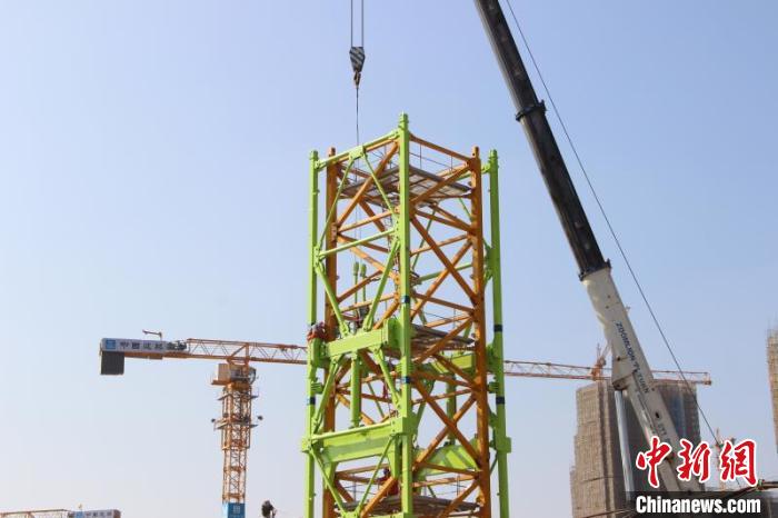 广州恒大足球场项目首台T2200型号超大型塔吊安装完毕。中建四局供图 广州恒大足球场项目首台T2200型号超大型塔吊安装完毕。中建四局供图