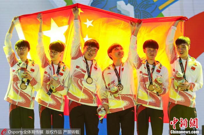 中国英雄联盟参赛团队站上亚运会领奖台。 图片来源:Osports全体育图片社 中国英雄联盟参赛团队站上亚运会领奖台。 图片来源:Osports全体育图片社