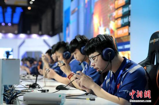 7月18日,WCG2019世界总决赛于西安启幕。WCG被誉为“电竞奥林匹克运动会”,本届大赛共有来自111个国家和地区的约4万名玩家报名参赛,最终来自28个国家和地区的198名选手进入总决赛。图为参赛队伍激烈角逐。张远 摄 7月18日,WCG2019世界总决赛于西安启幕。WCG被誉为“电竞奥林匹克运动会”,本届大赛共有来自111个国家和地区的约4万名玩家报名参赛,最终来自28个国家和地区的198名选手进入总决赛。图为参赛队伍激烈角逐。张远 摄