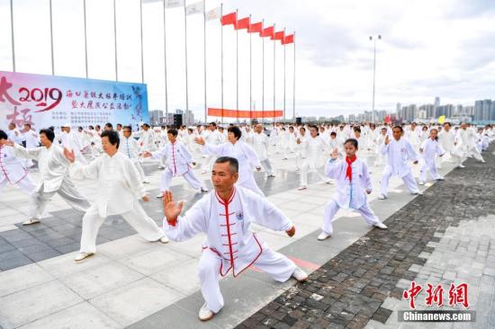 8月3日,太极爱好者一起在海边晨练打太极拳。当日,2019海口市暑假太极拳培训暨大展演公益活动在海口市国家帆船基地公共码头举行,吸引近800名太极拳爱好者参加活动。 中新社记者 骆云飞 摄 8月3日,太极爱好者一起在海边晨练打太极拳。当日,2019海口市暑假太极拳培训暨大展演公益活动在海口市国家帆船基地公共码头举行,吸引近800名太极拳爱好者参加活动。 /p中新社记者 骆云飞 摄