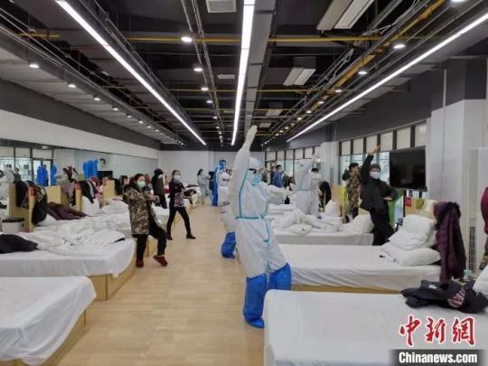 在武汉大花山方舱医院,医护人员带领一批患者积极“解锁”太极拳技能。 张明 摄 在武汉大花山方舱医院,医护人员带领一批患者积极“解锁”太极拳技能。 张明 摄