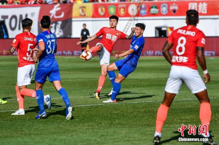 12月1日，在刚刚结束的2019赛季中超末轮比赛中，广州恒大主场3:0战胜上海申花，队史第8次夺得中超冠军。广州恒大曾在2011至2017赛季完成中超7连冠伟业，本赛季又在与北京国安、上海上港的激烈竞争中成为赢家，从而荣膺中超“八冠王”。图为广州恒大淘宝队球员杨立瑜(左三)在比赛中射门。/p中新社记者 陈骥旻 摄