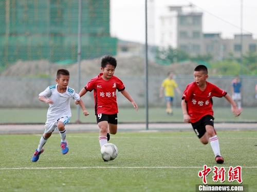 资料图：踢球的孩子们。/p中新社记者 曾开宏 摄