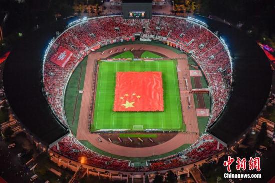 资料图:2019年9月22日,巨幅国旗亮相广州天河体育中心,近五万名现场观众齐唱国歌。当晚,在中超联赛第25轮广州恒大淘宝对阵武汉卓尔的比赛入场仪式前,由广州市委宣传部联合广州市足协、广州恒大淘宝足球俱乐部在广州天河体育场,共同举办“同升国旗、同唱国歌——我和国旗同框”活动。中新社记者 陈骥旻 摄 资料图:2019年9月22日,巨幅国旗亮相广州天河体育中心,近五万名现场观众齐唱国歌。当晚,在中超联赛第25轮广州恒大淘宝对阵武汉卓尔的比赛入场仪式前,由广州市委宣传部联合广州市足协、广州恒大淘宝足球俱乐部在广州天河体育场,共同举办“同升国旗、同唱国歌——我和国旗同框”活动。/p中新社记者 陈骥旻 摄