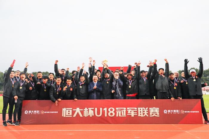 广州恒大获得年度总冠军。恒大足校供图 广州恒大获得年度总冠军。恒大足校供图