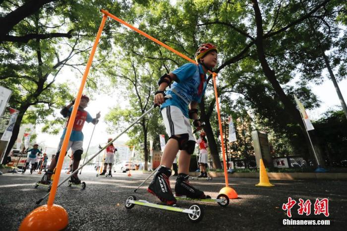 8月8日,北京广宁街道冬奥社区举办全民健身日活动,室外的趣味冰雪体验区举办的冰壶游戏,花样轮滑和特别设置的“夏季滑雪场”让辖区居民感受到了冰雪运动的乐趣。图为市民体验轮滑。
中新社记者 杜洋 摄 8月8日,北京广宁街道冬奥社区举办全民健身日活动,室外的趣味冰雪体验区举办的冰壶游戏,花样轮滑和特别设置的“夏季滑雪场”让辖区居民感受到了冰雪运动的乐趣。图为市民体验轮滑。
/p中新社记者 杜洋 摄