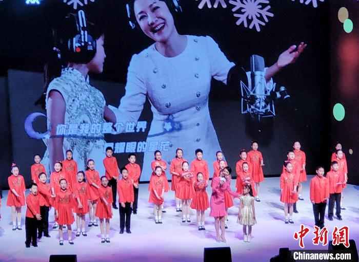 图为北京电视台主持人聂一清与小朋友共同演唱《一起长大》。 中新社记者 贾天勇 摄 图为北京电视台主持人聂一清与小朋友共同演唱《一起长大》。 /p中新社记者 贾天勇 摄