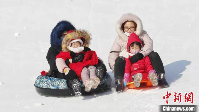 市民在玩打雪圈 黑龙江省体育局提供 市民在玩打雪圈 黑龙江省体育局提供