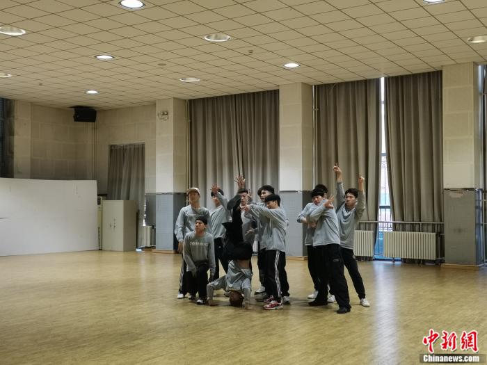 北体大霹雳舞实验班学生合影。邢蕊 摄 北体大霹雳舞实验班学生合影。邢蕊 摄