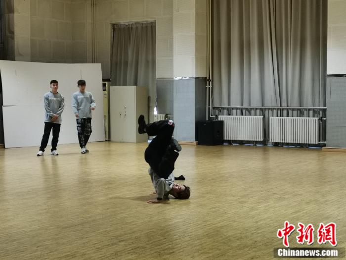 学生们正在进行斗舞。邢蕊 摄 学生们正在进行斗舞。邢蕊 摄
