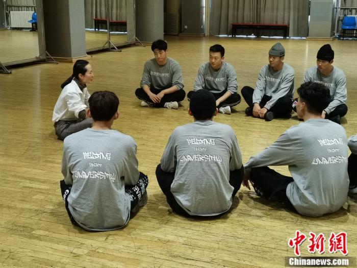 李小芬副院长与学生们在一起。邢蕊 摄 李小芬副院长与学生们在一起。邢蕊 摄