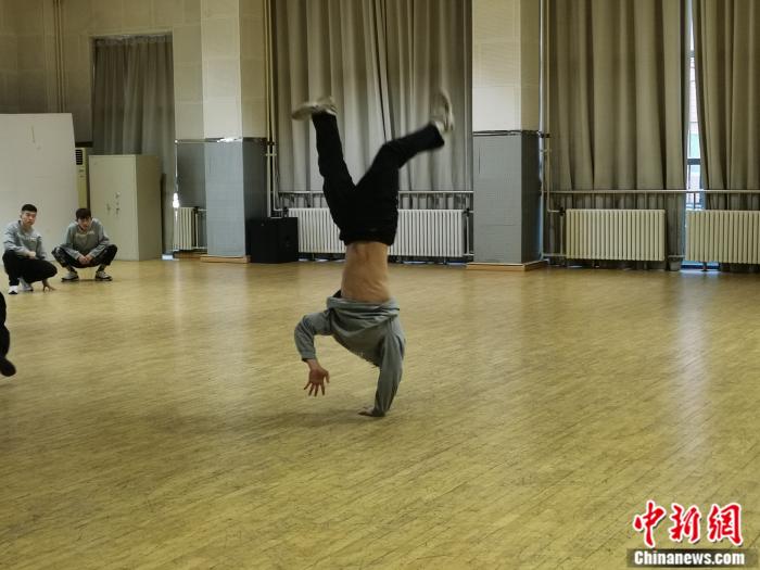 学生们正在进行一对一斗舞。邢蕊 摄 学生们正在进行一对一斗舞。邢蕊 摄