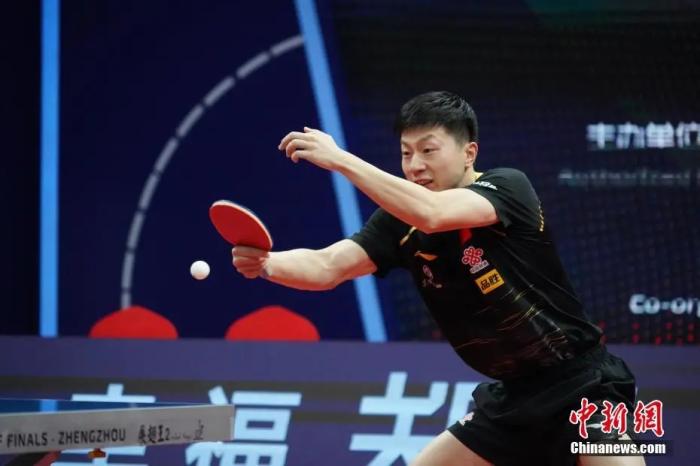 11月22日，马龙在比赛中。当日，在郑州进行的2020国际乒联总决赛男子单打决赛中，中国选手马龙以4比1战胜队友樊振东，夺得冠军。/p中新社记者 阚力 摄