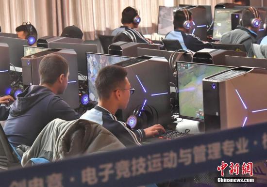 新疆乌鲁木齐市职业中等专业学校电子竞技运动与管理专业的学生们在教室内上完电子竞技心理学课程后,前往该专业实操室,进行《英雄联盟》及其他游戏项目的实操。中新社记者 刘新 摄 新疆乌鲁木齐市职业中等专业学校电子竞技运动与管理专业的学生们在教室内上完电子竞技心理学课程后,前往该专业实操室,进行《英雄联盟》及其他游戏项目的实操。/p中新社记者 刘新 摄