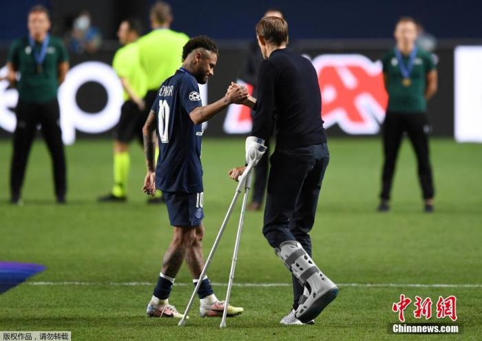 图为图赫尔(右)与内马尔击掌。