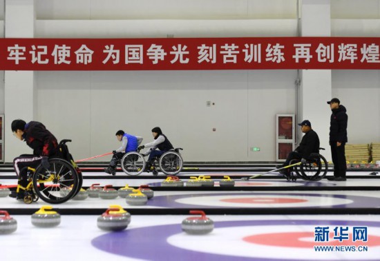 组图：国家轮椅冰壶队备战北京2022年冬残奥会