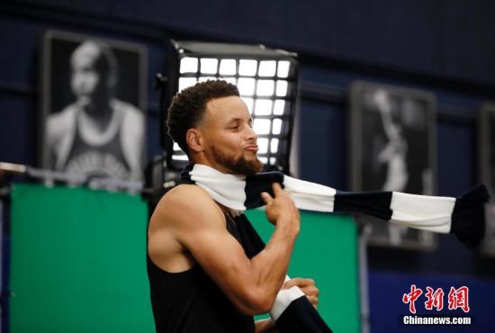 当地时间9月30日,NBA金州勇士队在新主场大通中心举行媒体日活动。NBA新赛季的常规赛将于10月打响,勇士队将在当地时间10月5日迎接第一个对手湖人队。图为球员斯蒂芬·库里现身媒体日活动。中新社记者 刘关关 摄 当地时间9月30日,NBA金州勇士队在新主场大通中心举行媒体日活动。NBA新赛季的常规赛将于10月打响,勇士队将在当地时间10月5日迎接第一个对手湖人队。图为球员斯蒂芬·库里现身媒体日活动。/p中新社记者 刘关关 摄