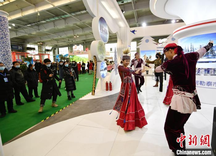 雪博会展馆内市民观看表演 张瑶 摄