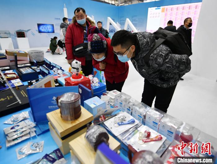 市民关注商品 张瑶 摄