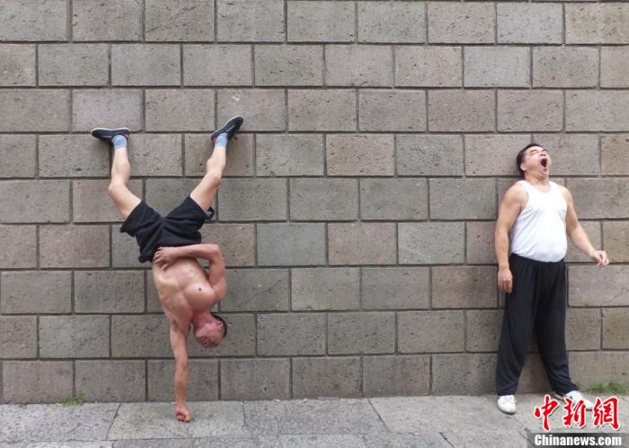 资料图：2011年9月20日，在浙江绍兴市区府山公园，一位正在健身的老人，引来大家的围观叫好。/p中新社发 王志成 摄 图片来源：CNSPHOTO