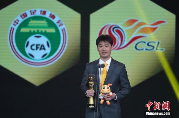 资料图:2019中超联赛年度颁奖典礼,李霄鹏获得最佳教练奖。 张亨伟 摄 资料图:2019中超联赛年度颁奖典礼,李霄鹏获得最佳教练奖。 张亨伟 摄