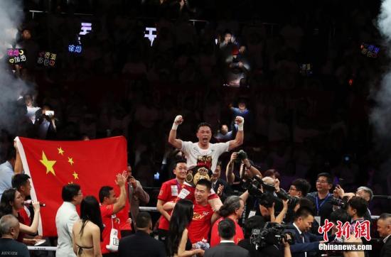 5月26日晚，在江西抚州举行的WBA世界拳王争霸赛中，现WBA羽量级世界拳王、中国拳手徐灿在第6回合以技术性击倒(TKO)的方式战胜日本拳手久保隼，成功卫冕WBA世界拳王金腰带，也成为继熊朝忠之后中国第二位成功卫冕世界职业拳王金腰带的拳手。图为徐灿握拳庆祝。/p中新社记者 刘占昆 摄