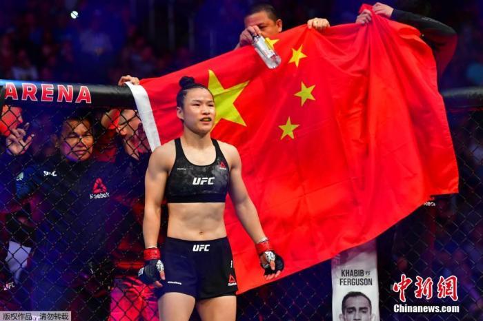 资料图:北京时间3月8日,中国首位UFC冠军张伟丽在美国拉斯韦加斯举行的UFC248站女子草量级世界冠军卫冕战上,在五个回合里以点胜击败波兰选手乔安娜,成功卫冕。去年8月,张伟丽在深圳用时不到1分钟就KO了现役王者安德拉德,创造了中国格斗历史。
资料图:北京时间3月8日,中国首位UFC冠军张伟丽在美国拉斯韦加斯举行的UFC248站女子草量级世界冠军卫冕战上,在五个回合里以点胜击败波兰选手乔安娜,成功卫冕。去年8月,张伟丽在深圳用时不到1分钟就KO了现役王者安德拉德,创造了中国格斗历史。