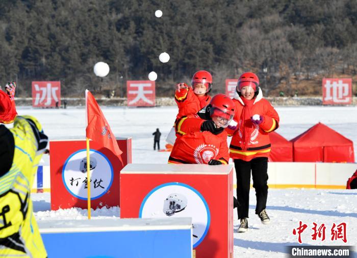 第七届全国大众冰雪季在长春启幕。 张瑶 摄 第七届全国大众冰雪季在长春启幕。 张瑶 摄