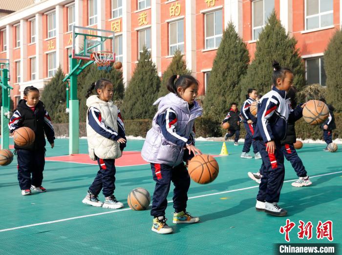 中宁县九小的学生正在进行篮球训练。 杨迪 摄 中宁县九小的学生正在进行篮球训练。 杨迪 摄