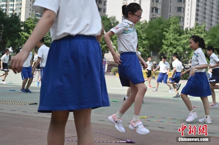 资料图:们在操场上体育课。中新社记者 张兴龙 摄 资料图:们在操场上体育课。/p中新社记者 张兴龙 摄