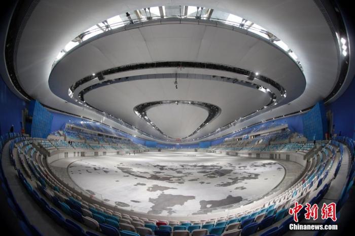2020年12月25日，北京2022年冬奥会标志性建筑国家速滑馆完工，计划于2021年1月开展首次制冰工作。冬奥会期间，国家速滑馆将承担速度滑冰比赛，在此将诞生14块金牌。图为国家速滑馆内景。 /p中新社记者 韩海丹 摄