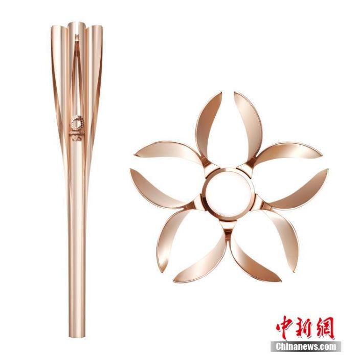 东京奥运会火炬造型灵感源自樱花,颜色为“樱花金”,火炬顶部设计成花瓣状,奥运火种将从五个“花瓣”及中央“花蕊”部分点燃。火炬整体长度为71厘米,总重量约1.2公斤。火炬主要材质为铝材,采用了使用在新干线制造中的铝挤压工艺。 东京奥组委供图 东京奥运会火炬造型灵感源自樱花,颜色为“樱花金”,火炬顶部设计成花瓣状,奥运火种将从五个“花瓣”及中央“花蕊”部分点燃。火炬整体长度为71厘米,总重量约1.2公斤。火炬主要材质为铝材,采用了使用在新干线制造中的铝挤压工艺。 东京奥组委供图