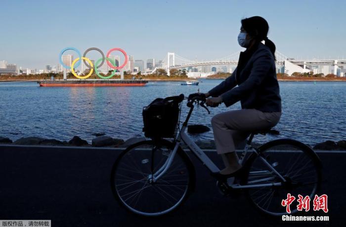 当地时间2019年12月1日,日本东京,正在用船运输的奥运五环标志,时隔4个月的安全检查和维修后,它重新回到东京湾上。 当地时间2019年12月1日,日本东京,正在用船运输的奥运五环标志,时隔4个月的安全检查和维修后,它重新回到东京湾上。