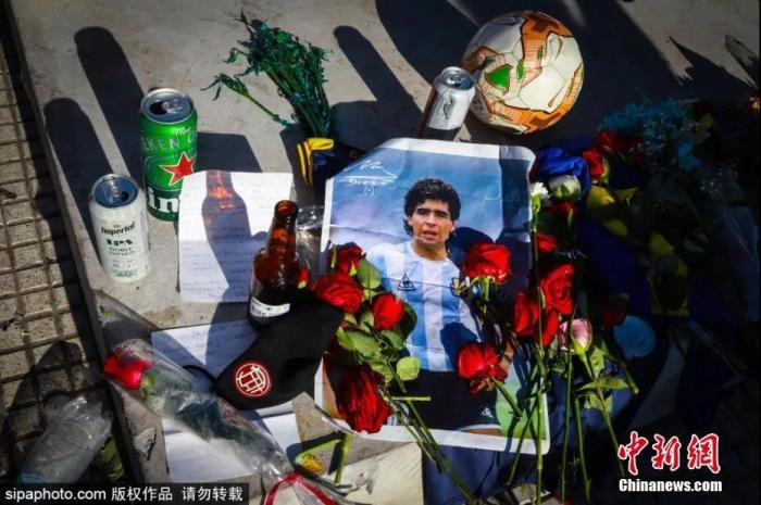 阿根廷球迷纪念马拉多纳。图片来源:Sipaphoto版权作品 禁止转载 阿根廷球迷纪念马拉多纳。图片来源:Sipaphoto版权作品 禁止转载